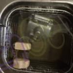 Einzelteile eines Vergasers im Ultraschallbad